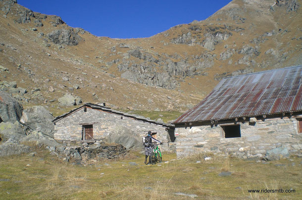 giungiamo alla bergeria del Ciardonet già sfatti ma ci attendono gli ultimi 200 metri di dsl di vero portage ....