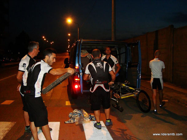 sono solo le 04.00 del mattino e siamo già alle prese con il carico bike