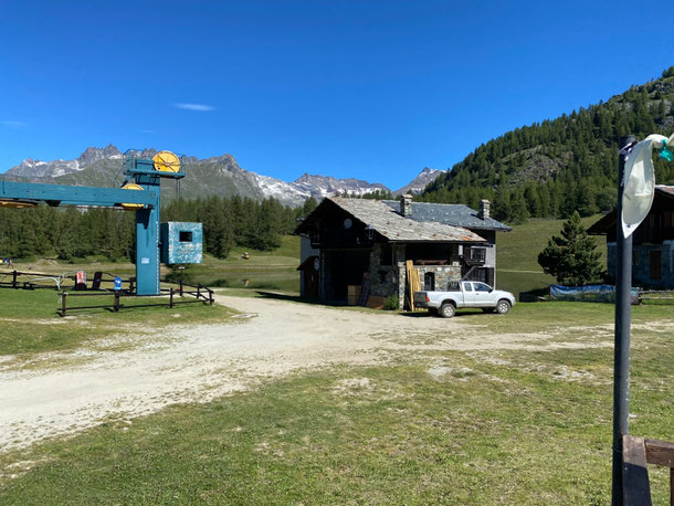 Giunti al lago di LOD imbocchiamo il sentiero n. 6 che scorre in piano fra i due rifugi 