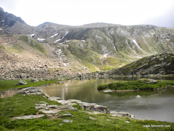 singolare il lago con l'isolotto