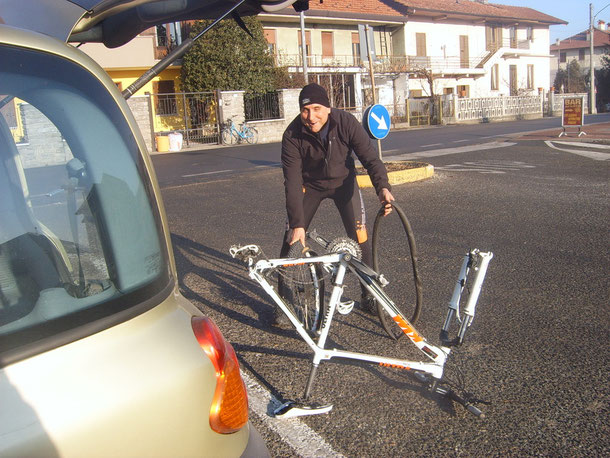 Prima uscita ufficiale del 2012.............. Tony  la inaugura bucando nel trasferimento in auto!! è unico!!! 