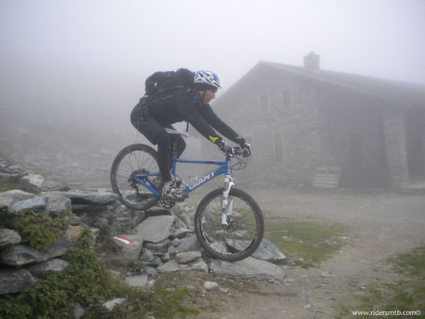 nelle vicinanze dell'Alpeggio Sellery a monte si notano vecchi residui di baite che in passato diedero ospitalità a Vittorio Emanuele II... 