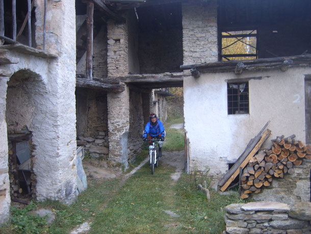 dopo un single track assai tecnico, altra salita altra borgata...questa è la Bagagera