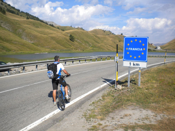 Al colle della Maddalena calpestiamo gli ultimi metri di bitume ..... 