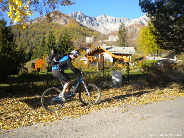 Montagne grigie, foglie verdi-rosso-gialle e un cielo azzurrissimo accompagnano l'ultima gita "estiva" calendarizzata 