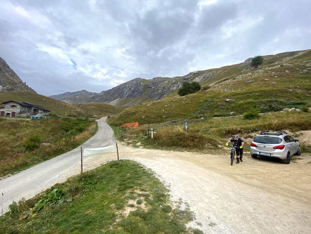 Pronti e via dal parcheggio del rifugio Carbonetto