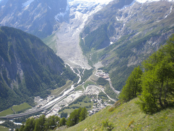 Laggiù,ma molto giù, Entreves con l'ingresso del Tunnel del Monte Bianco