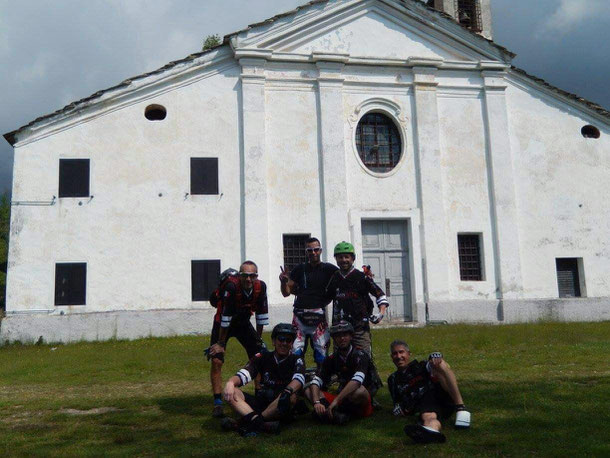 clik fronte alla Cappella della Visitazione, una delle tre simili chiesette integrate nella Valle Sacra