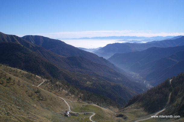 è la prima volta che vediamo dall'alto la strada che porta al rifugio Selleries