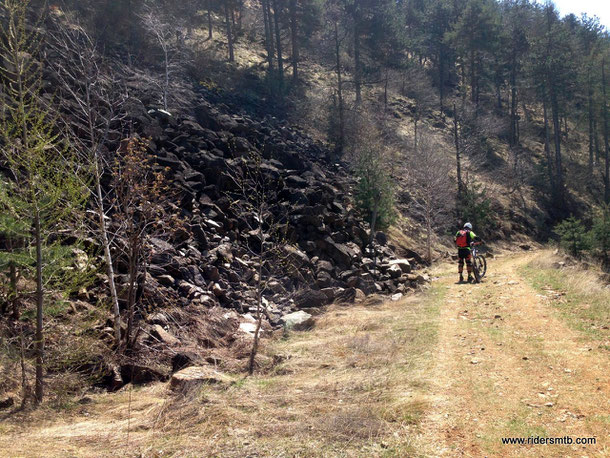 ritrovato il sentiero degli alpini (strada bianca che scende dal santuario) andiamo alla ricerca del sentiero delle guardie