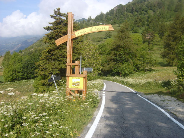  Nel palmaress di ogni buon biker che si rispetti non può mancare questa classicissima.  l’insegna della strada dell’Assietta è di quelle che preannunciano l’inizio di un grande percorso. 