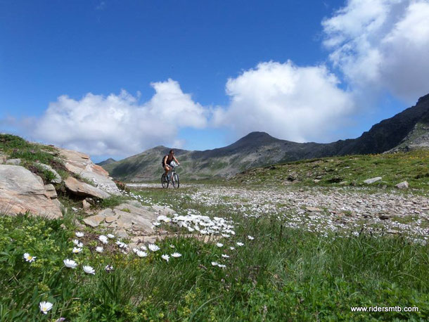 Valeria mente spudoratamente...!! dice di non essere allenata mentre pedala fresca come una rosa..