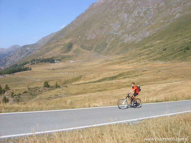 da Pragelato, affrontando la Via dei Romani, ci avviciniamo al colle delle Finestre 