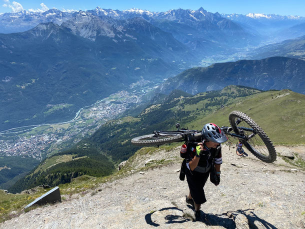 raggiunta la cima la vista è a 360 gradi, dallo Zerbion scorge una visuale su quasi tutta la valle centrale 