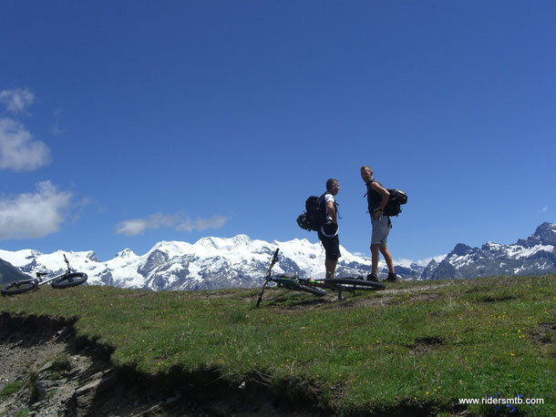 .... Ma arrivati in cresta il panorama del Monte Rosa a picco sulla Val D'Ayas, è favoloso ...