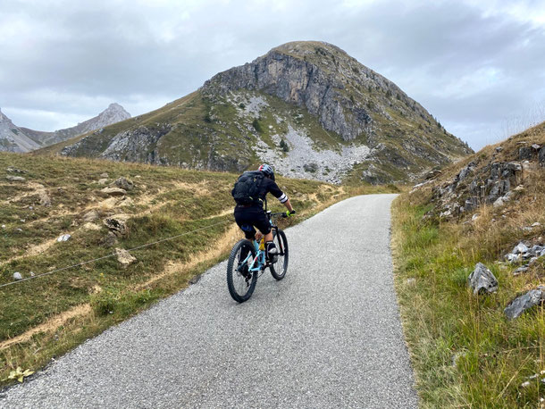 Dal rifugio Carbonetto attacchiamo la salita in direzione col Valcavera.