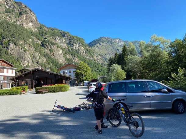 Oggi sappiamo solamente che si parte da Antey, il percorso è stato partorito al parcheggio ...il risultato finale non poteva essere migliore ... grande gita!!