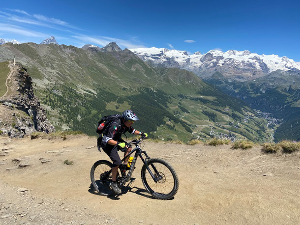 per fortuna si pedala su largo sentiero,......oltre, il precipizio