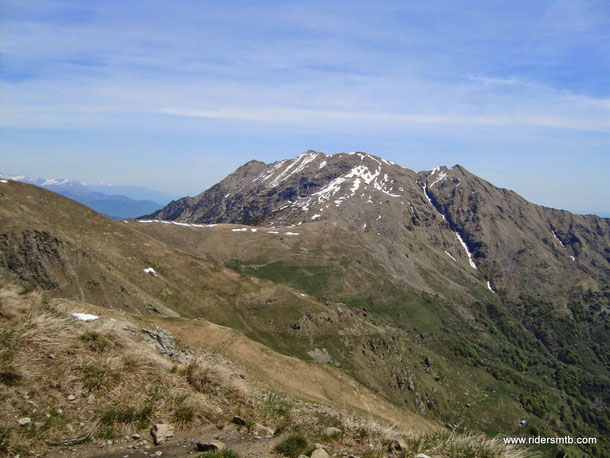 ..........................Il santuario del Col Lombardo, già si intravede sul pianoro di fronte ma per raggiungerlo dobbiamo  lambire il promontorio chiamato TOMBA DI MATOLDA