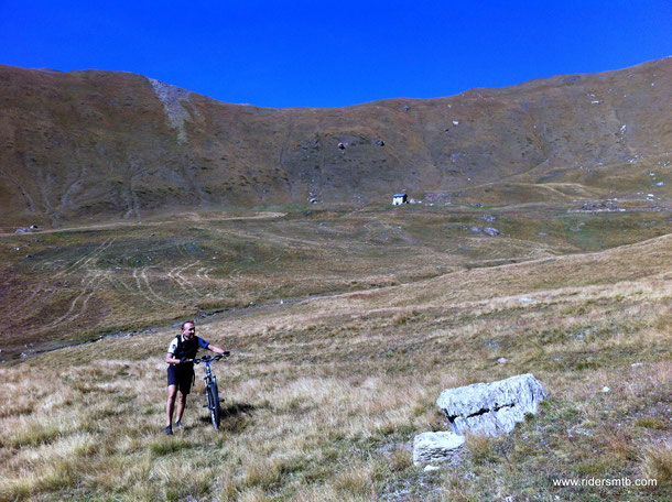 in fondo alla valle attraversiamo un pratone poco ciclabile 