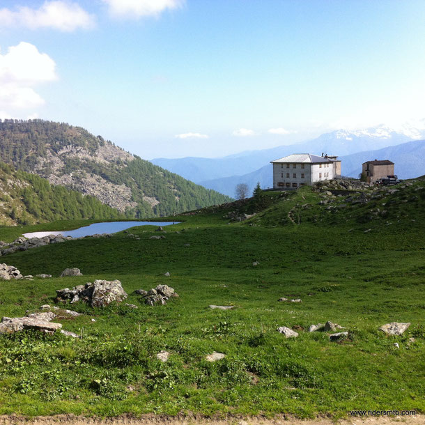 ripassiamo al rifugio per avvisare che siamo ancora in vita