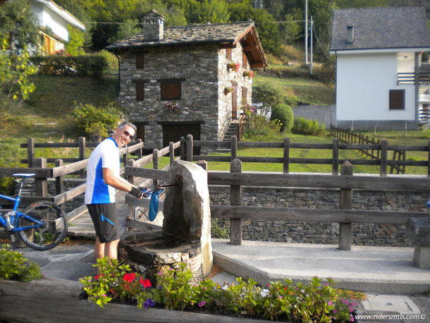 anche oggi ci prepariamo per sconfinare verso i cugini Francesi, qui a BARCENISIO facciamo il carico d'acqua presso  l'unica fontana presente in tutto il giro 