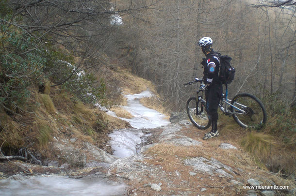 mmm.... è ora?......per correre meno rischi raggiriamo l'ostacolo con non poca fatica