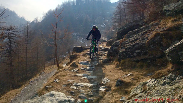 Incrociamo la strada  utilizzata per la salita