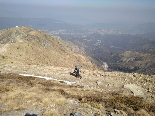 Poi ... oltre il piazzale imbocchiamo un single track che ci accompagna fino a Pontepietra