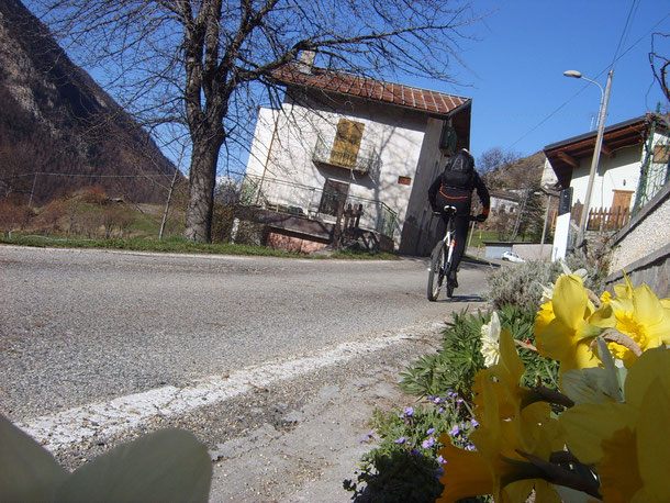 Partiti da Fenestrelle ci tocca il bitume fino a Pian dell'Alpe...1° Obiettivo della Giornata è il Colle delle Finestre... 