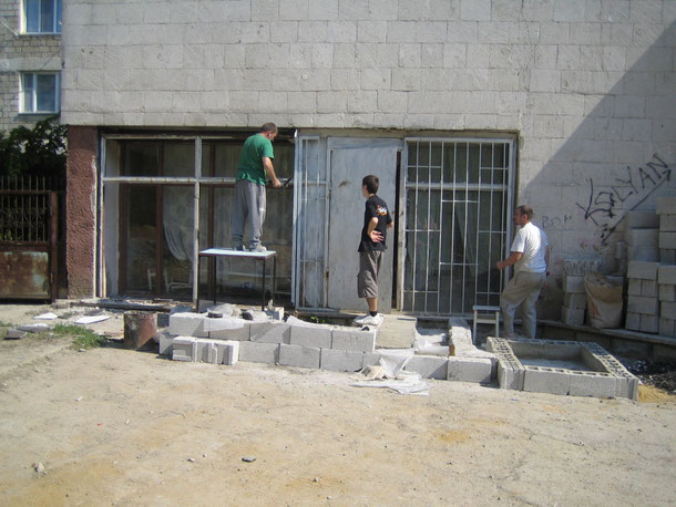 Sommer 2006: Die grossen Glasfenster und Gitter werden entfernt