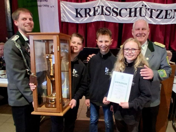 C. Schumacher (stellv. Schützenmeister); Tom & Tim Klemann mit Romy Haack und S. Thiele (Kreisschützenmeister)