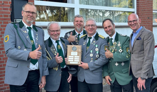 Platz 3 für unsere Herrenmannschaft, Bürgermeister P.  Pawlowski gratuliert.