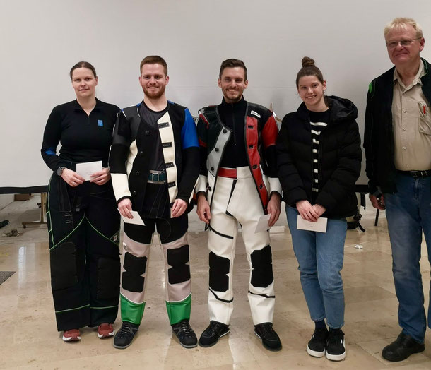 Die Sieger der Einzelwertung: Julia Graml (Silber), Jakob Heubeck (Gold), Christian Heubeck (Bronze), Alina Bachbauer (Rang 4) mit Bezirkssportleiter Berndt Heymann