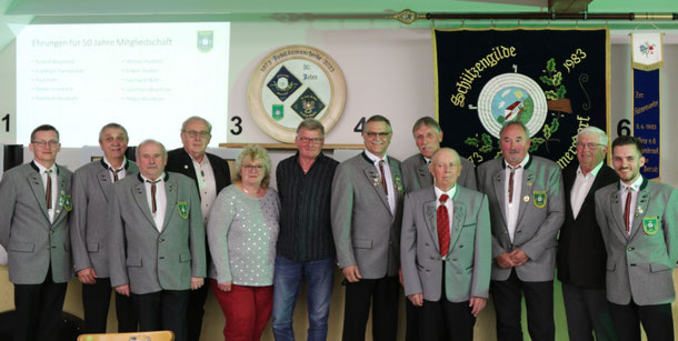 Die Geehrten für 50 Jahre Treue (von links): 2. Schützenmeister Hermann Geyer, Walter Hubert, Günther Wurlitzer, Gerhard Witt, Helga Wurlitzer, Dieter Friedrich, Friedrich Farnlucher, Gerhard Heubeck, Paul Feth, Rudolf Bauereiß - Foto: Sebastian Hertlein