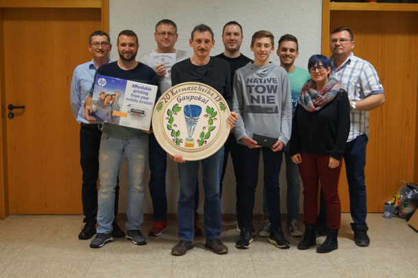 Anbei ein Foto mit den Erstplatzierten; von links: 2. Schützenmeister Hermann Geyer, Christian Seeberger, Thomas Teufel, Uwe Heubeck, Jochen Dietsch, Hannes Dienstbier, Christian Heubeck, Miriam Markart, 1. Schützenmeister Bernhard Ochs