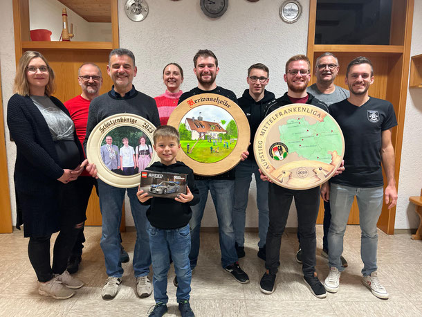 Die Erstplatzierten, von links: Eva Farnlucher, Stefan Heubeck, Erwin Kaiser, Lukas Kräupl, Rebekka Bürkert, Thomas Schorr, Tim Ziegler, Jakob Heubeck, Friedrich Farnlucher, 1. Schützenmeister Christian Heubeck  (Fotograf: Sebastian Hertlein)