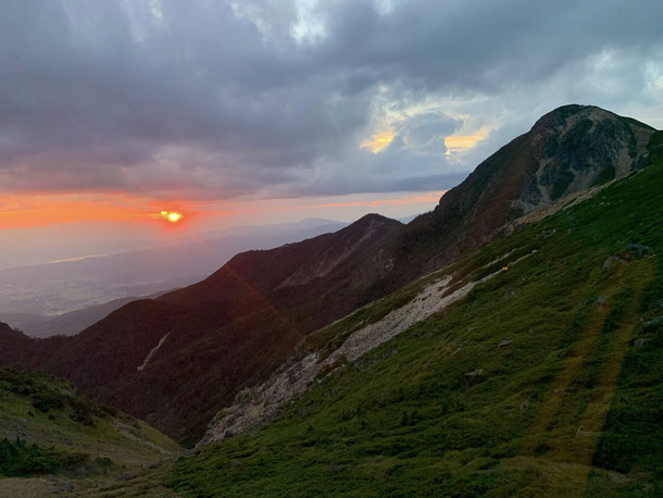 根石岳山荘から諏訪湖の向こうに沈む夕日