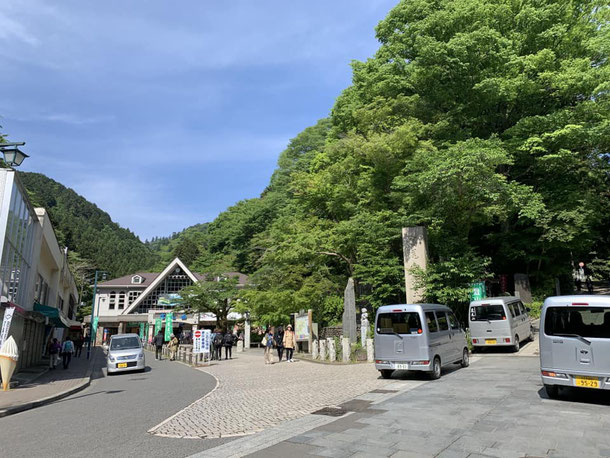 高尾山リフト山麓駅とケーブルカー清滝駅の駅舎