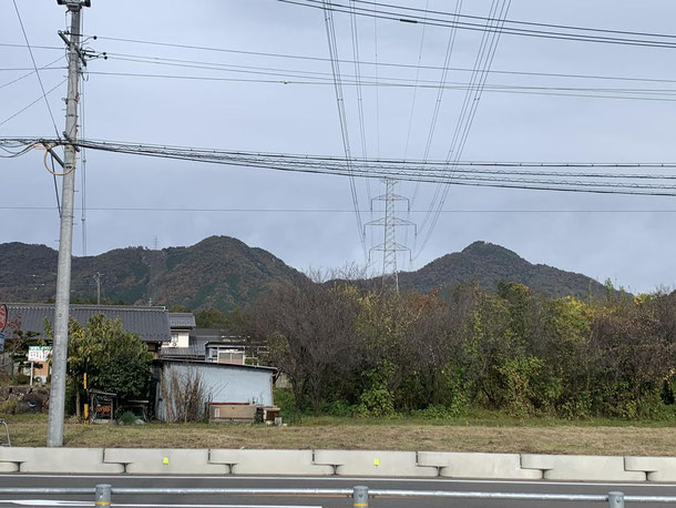 天王山（左）と誕生山（右）