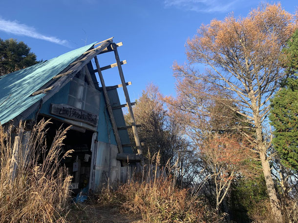 高鳥屋山の山頂小屋