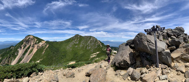 根石岳山頂から望む西天狗岳と東天狗岳(2025年8月18日撮影)