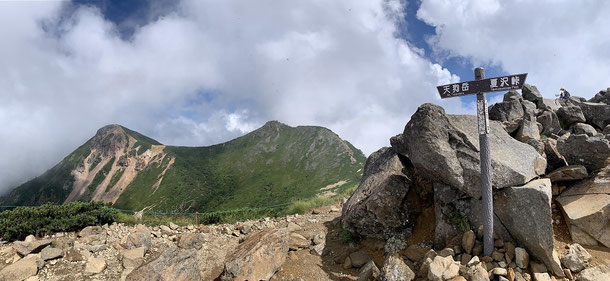 根石岳山頂から望む西天狗岳と東天狗岳(2023年8月29日撮影)