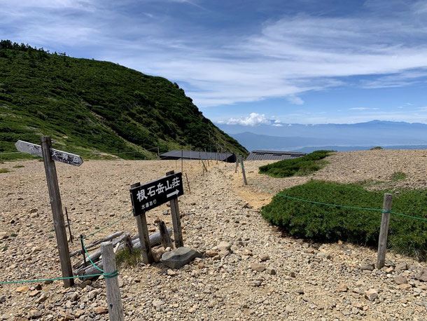 充実の設備で人気の根石岳山荘