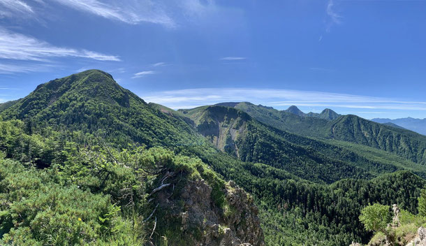 西尾根第二展望台から望む天狗岳と八ヶ岳連峰