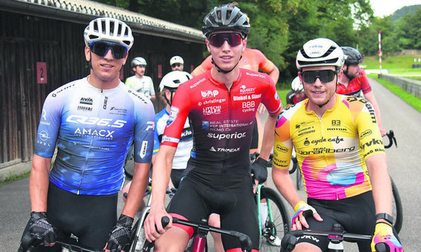 Wird Nicola Schleuniger (Mitte) der neue Sieger des Primeo Energie Cycling-Cup 2025?