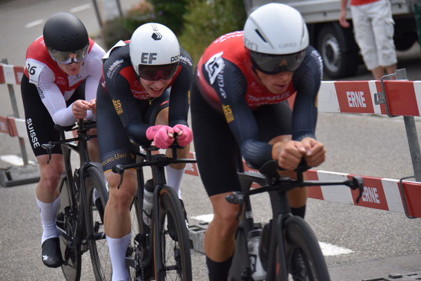 Dank seinen Zeitfahr-Qualitäten wird Marcel Wyss auch den diesjährigen Primeo Energie Cycling-Cup gewinnen. Unsere Bilder zeigen ihn an der Spitze seines Teams beim Mannschaftsfahren von Sulz AG, der einzigen in der Schweiz noch durchgeführten derartigen 