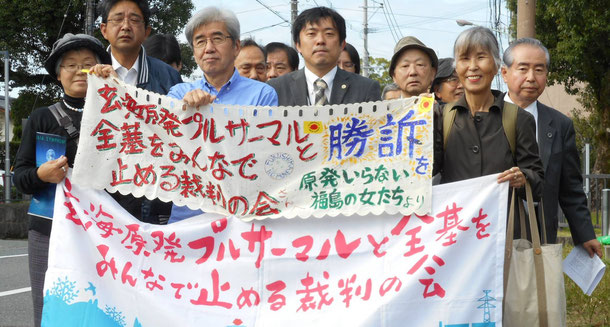 ※写真=MOX判決に際してあきさんが手づくりで送ってくれたミニ横断幕とともに入廷しました。