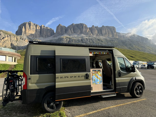 Parken auf der Passhöhe - dahinter die Terrazza delle Dolomiti