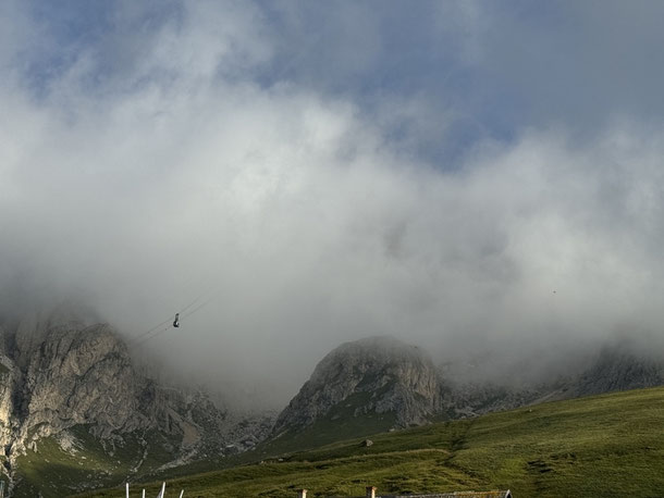 Zwischen den Wolken taucht die Gondel wie aus dem Nichts auf 